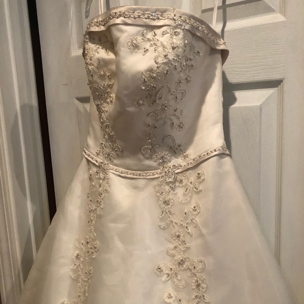 Low’s Bridal Elegant Wedding Dress Gown